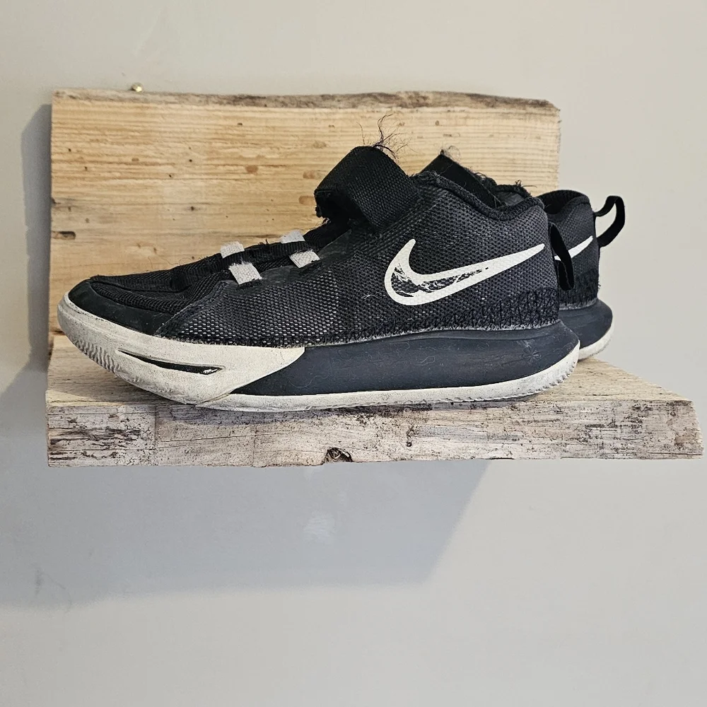 FREE With Any Purchase Over $8 Nike Kids Kyrie Flytrap 5 Basketball Shoes Size 1